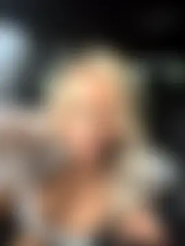 Bustyblondebabe32's Live Sex Cam Show