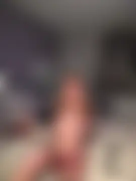 Ellieskyyee1's Live Sex Cam Show