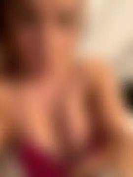 Bustyblondebabe32's Live Sex Cam Show