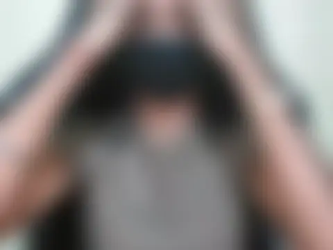 Simmi_Ji: διαδικτυακό σόου στην κάμερα