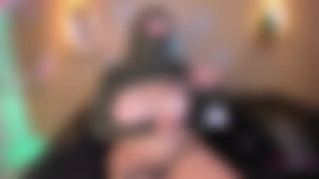 hana_falak: διαδικτυακό σόου στην κάμερα