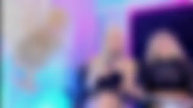 Queens_Wonders_Blonders' Webcam Show