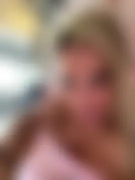 Bustyblondebabe32's Live Sex Cam Show