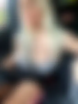 Bustyblondebabe32's Live Sex Cam Show