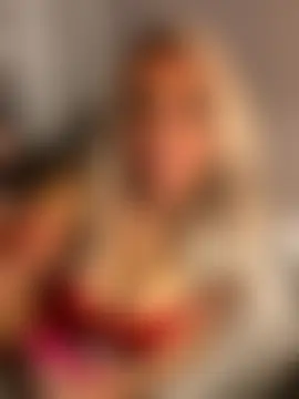 Bustyblondebabe32's Live Sex Cam Show