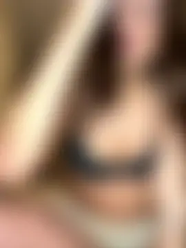 MiaLovesxx's Live Sex Cam Show