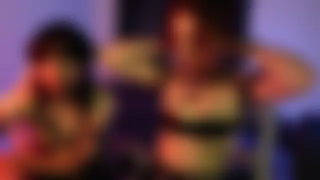 Seks show uživo modela CrimsonVampCouple na kameri