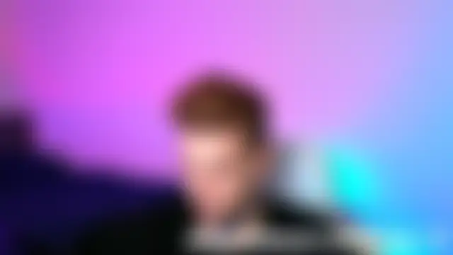 DENIS_HERE: διαδικτυακό σόου στην κάμερα