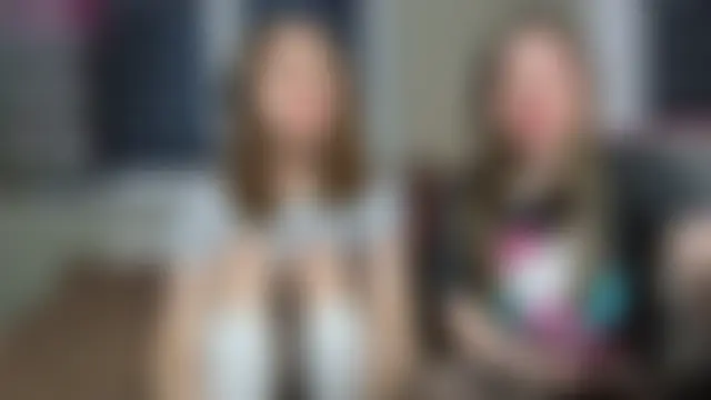 stassie_mil: διαδικτυακό σόου στην κάμερα