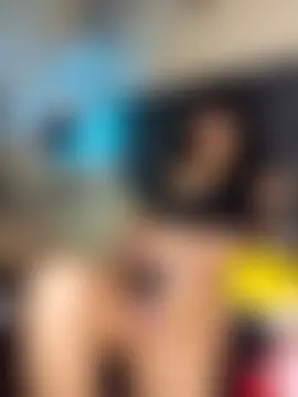 Seks show uživo modela LucyMiax na kameri