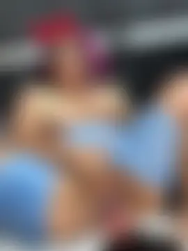 halana_squirts' Webcam Show