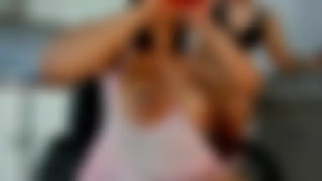 BustyGlowのライブXXXチャット