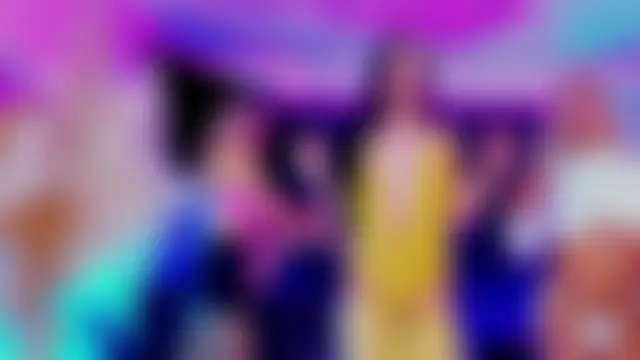 Queens_Wonders_Blonders Show in webcam