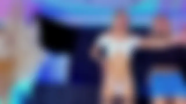 Queens_Wonders_Blonders Show in webcam