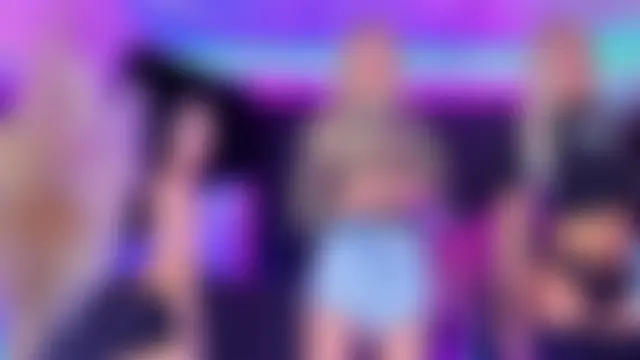 Queens_Wonders_Blondersn Webbikameraesitys