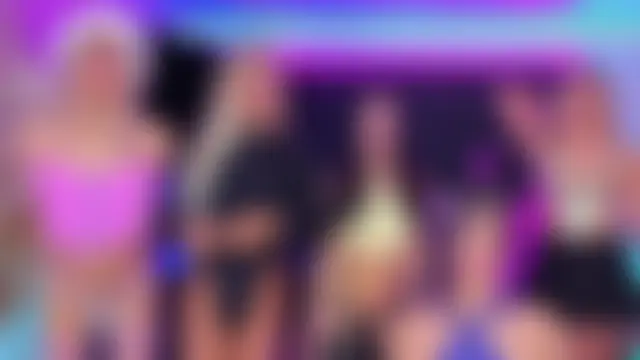 Queens_Wonders_Blonders Show in webcam