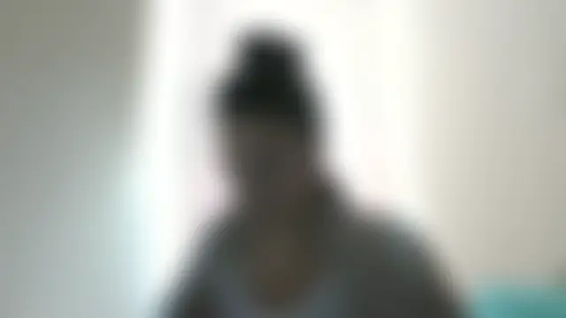 Linusya: διαδικτυακό σόου στην κάμερα