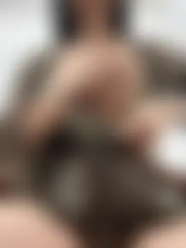 Thirsty_Malika – Naživo chatovacia miestnosť