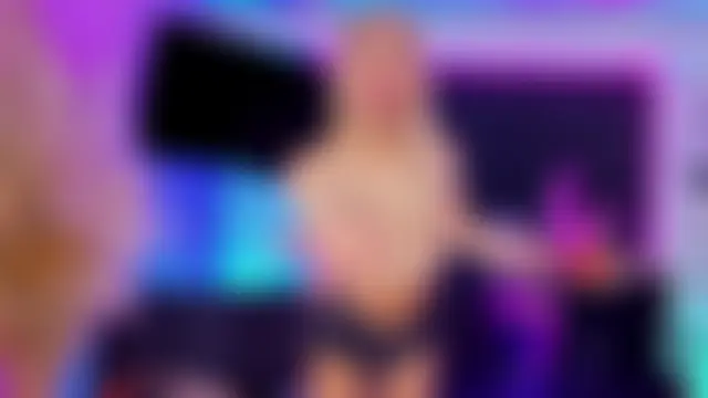 Queens_Wonders_Blonders Pertunjukan Webcam