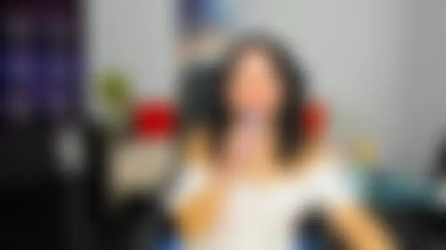 Julia_Dean's Live Chat Room