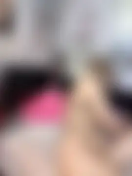 Manuelahot24: διαδικτυακό σόου στην κάμερα