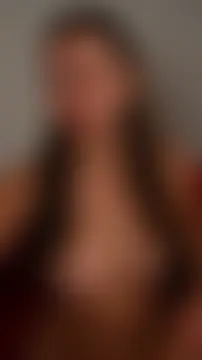 juliakhaleesii: διαδικτυακό σόου στην κάμερα