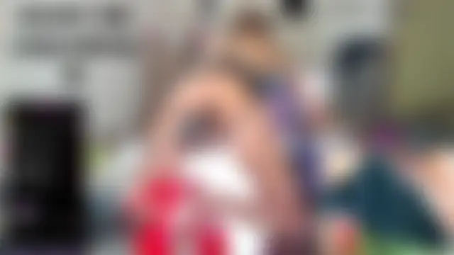 Lasofia: διαδικτυακό σόου στην κάμερα