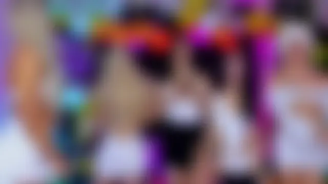 Queens_Wonders_Blonders Show in webcam