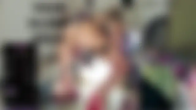 Lasofia: διαδικτυακό σόου στην κάμερα