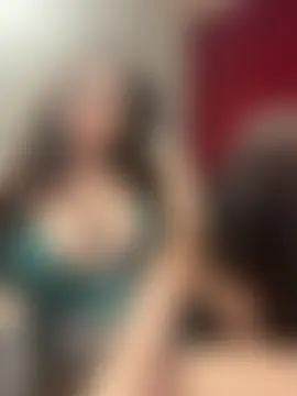 Curvy_bigtitts' Live Webcam Show