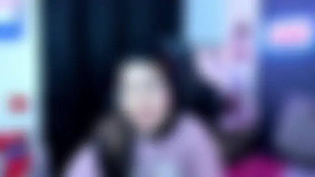 chaymae_nah_: διαδικτυακό σόου στην κάμερα