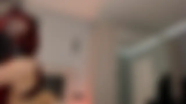 lillakiem élő XXX-chatje