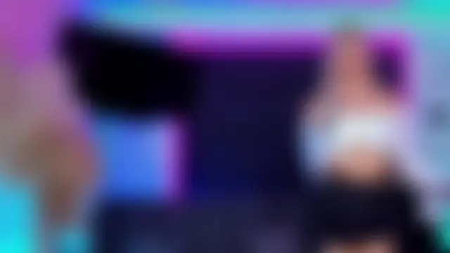 Queens_Wonders_Blonders: διαδικτυακό σόου στην κάμερα