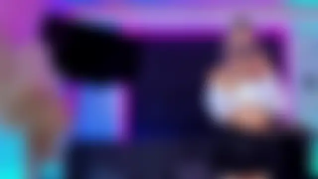 Queens_Wonders_Blonders: διαδικτυακό σόου στην κάμερα