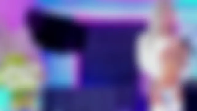 Queens_Wonders_Blonders Show in webcam