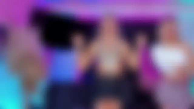 Queens_Wonders_Blonders: διαδικτυακό σόου στην κάμερα