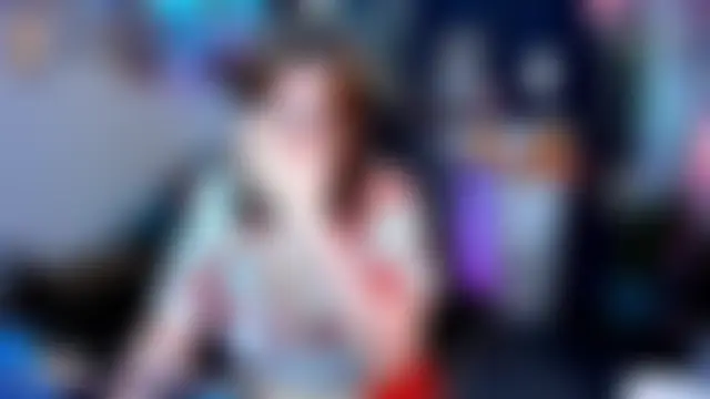 HunnyyLove: διαδικτυακό σόου στην κάμερα