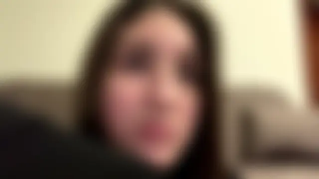 Annnna_: διαδικτυακό σόου στην κάμερα