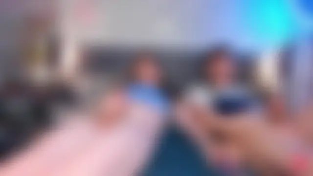 stassie_mil: διαδικτυακό σόου στην κάμερα