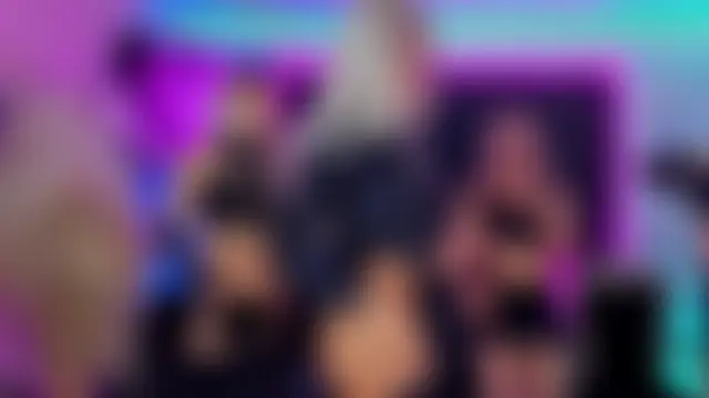 Queens_Wonders_Blonders Show in webcam