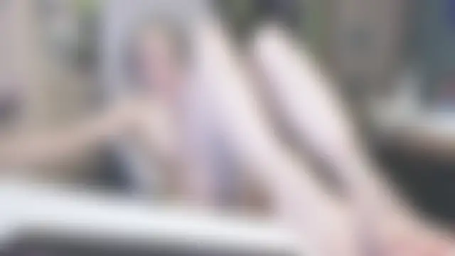 Show modela karmija na web-kameri