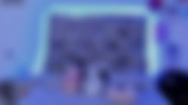 U4e__meg: διαδικτυακό σόου στην κάμερα