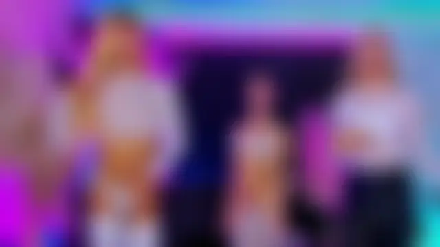 Queens_Wonders_Blonders Show in webcam