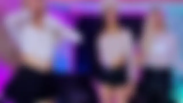 Queens_Wonders_Blonders Show in webcam