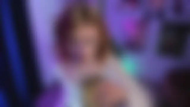 miraiakik: διαδικτυακό σόου στην κάμερα