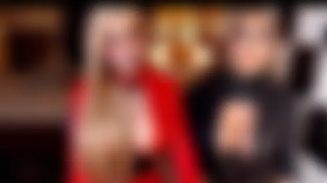Pertunjukan Kamera Web MonstrousCockDiva