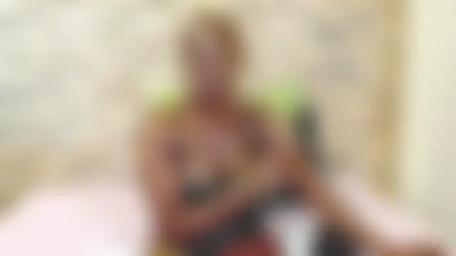 Show modela EbonyOlive69 na web-kameri