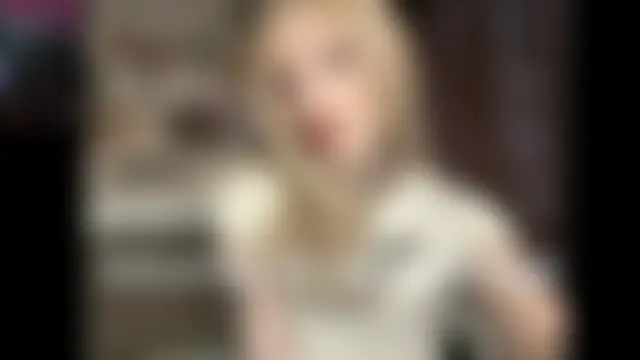 babylola228: διαδικτυακό σόου στην κάμερα