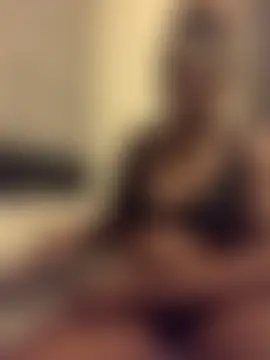 Risque_RhiannaX élő chatszobája