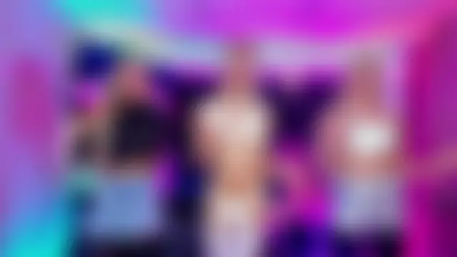 Queens_Wonders_Blonders Show in webcam